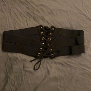 Waist accentuating belt